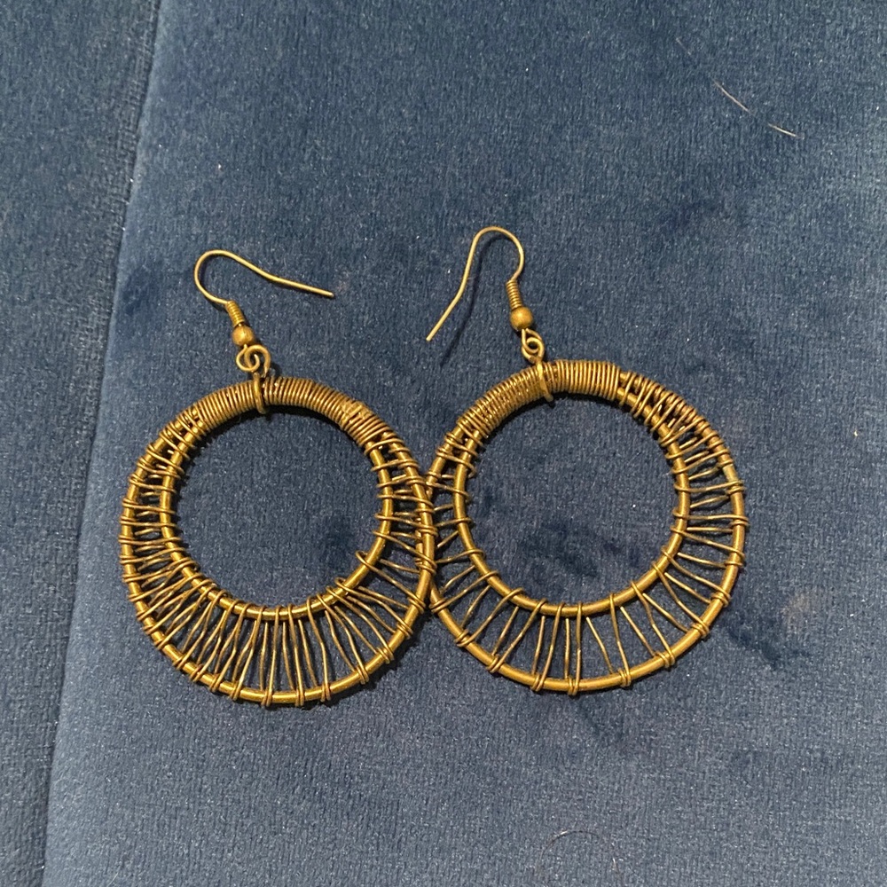 Chic Gold Wire Hoop Earrings